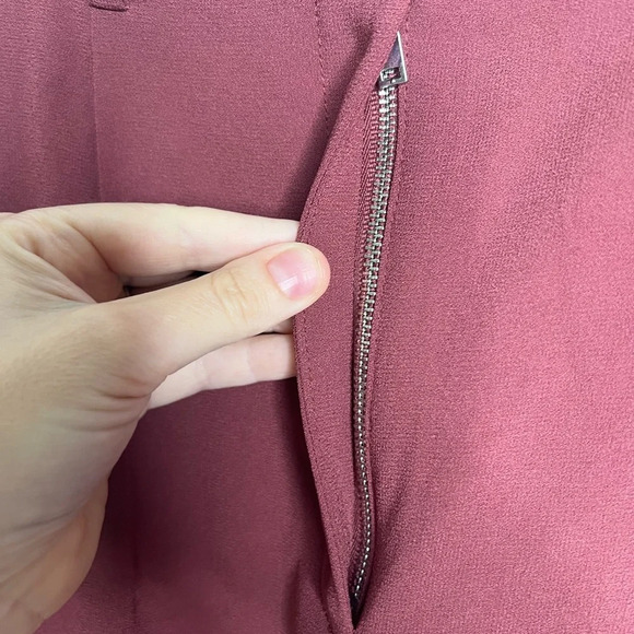 Aritzia - Babaton - Sundried Red 3” Pleated Shorts - NWT Size 8 - Picture 3 of 8